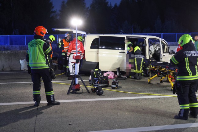 Sieben Verletzte: Kleinbus auf Westautobahn bei Sattledt in Heck eines LKW-Sattelzuges gekracht