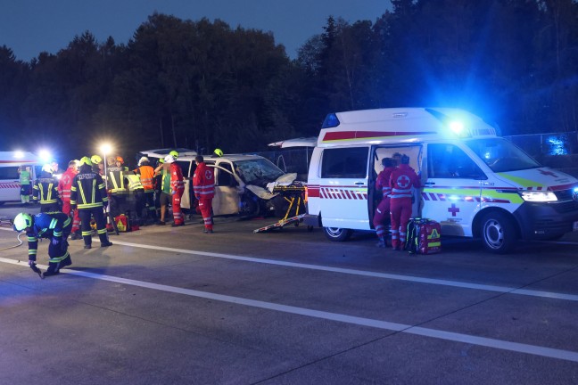 Sieben Verletzte: Kleinbus auf Westautobahn bei Sattledt in Heck eines LKW-Sattelzuges gekracht