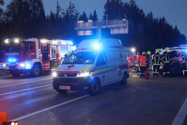 Sieben Verletzte: Kleinbus auf Westautobahn bei Sattledt in Heck eines LKW-Sattelzuges gekracht