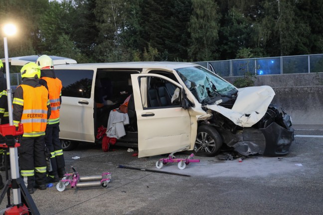 Sieben Verletzte: Kleinbus auf Westautobahn bei Sattledt in Heck eines LKW-Sattelzuges gekracht