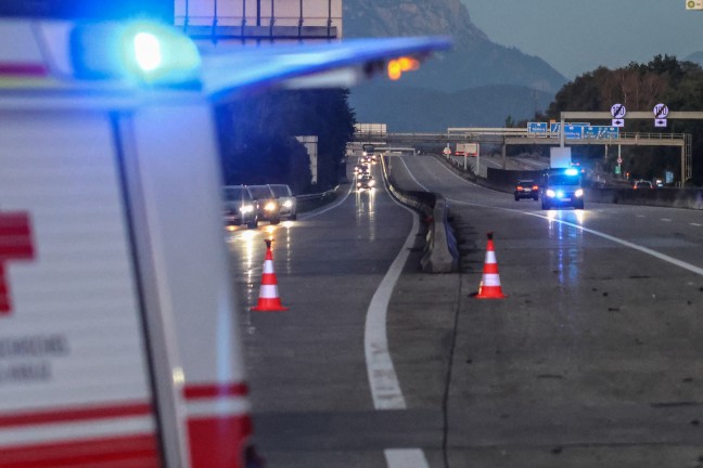 Sieben Verletzte: Kleinbus auf Westautobahn bei Sattledt in Heck eines LKW-Sattelzuges gekracht