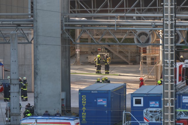 Sieben Feuerwehren bei Brand bei einer Produktionsanlage eines Unternehmens in Pinsdorf im Einsatz