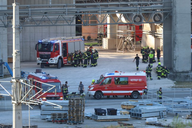 Sieben Feuerwehren bei Brand bei einer Produktionsanlage eines Unternehmens in Pinsdorf im Einsatz