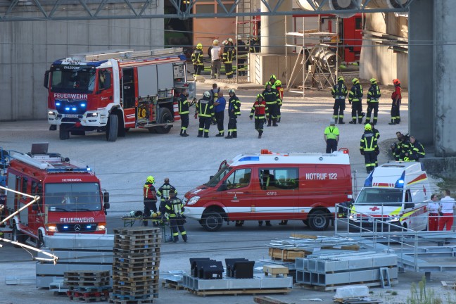 Sieben Feuerwehren bei Brand bei einer Produktionsanlage eines Unternehmens in Pinsdorf im Einsatz