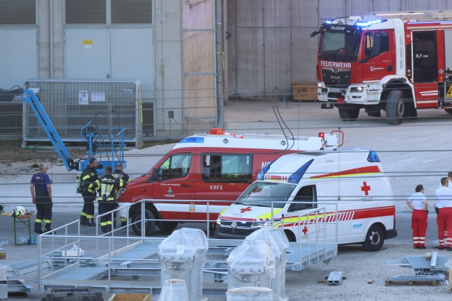 Sieben Feuerwehren bei Brand bei einer Produktionsanlage eines Unternehmens in Pinsdorf im Einsatz