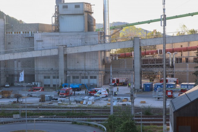 Sieben Feuerwehren bei Brand bei einer Produktionsanlage eines Unternehmens in Pinsdorf im Einsatz