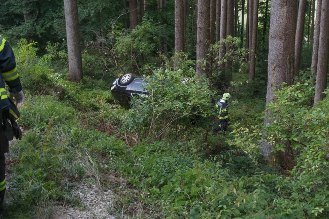 Suche nach Lenkerin: �berschlagenes Auto in einer Waldb�schung in Eberschwang entdeckt