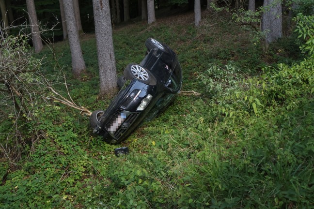 Suche nach Lenkerin: �berschlagenes Auto in einer Waldb�schung in Eberschwang entdeckt