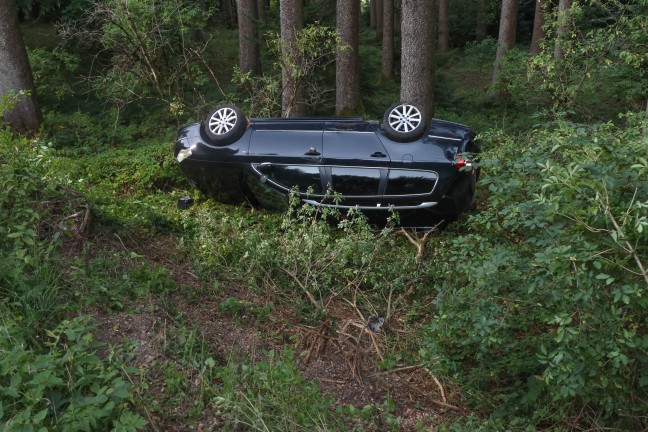 Suche nach Lenkerin: �berschlagenes Auto in einer Waldb�schung in Eberschwang entdeckt