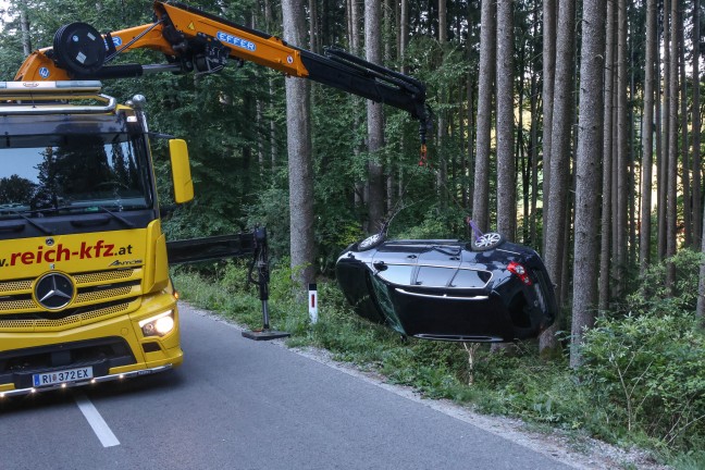 Suche nach Lenkerin: �berschlagenes Auto in einer Waldb�schung in Eberschwang entdeckt