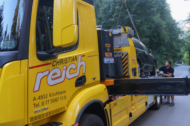 Suche nach Lenkerin: �berschlagenes Auto in einer Waldb�schung in Eberschwang entdeckt