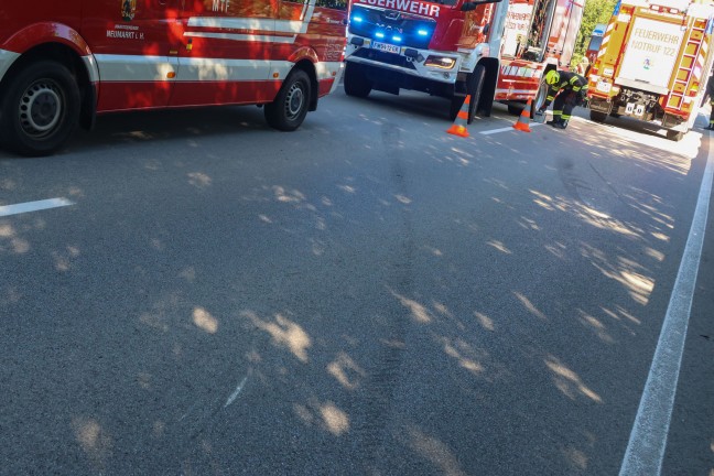 Auto auf Innviertler Stra�e bei Neumarkt im Hausruckkreis nach Crash gegen Leitschiene �berschlagen