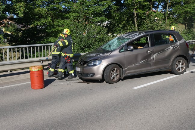 Auto auf Innviertler Stra�e bei Neumarkt im Hausruckkreis nach Crash gegen Leitschiene �berschlagen