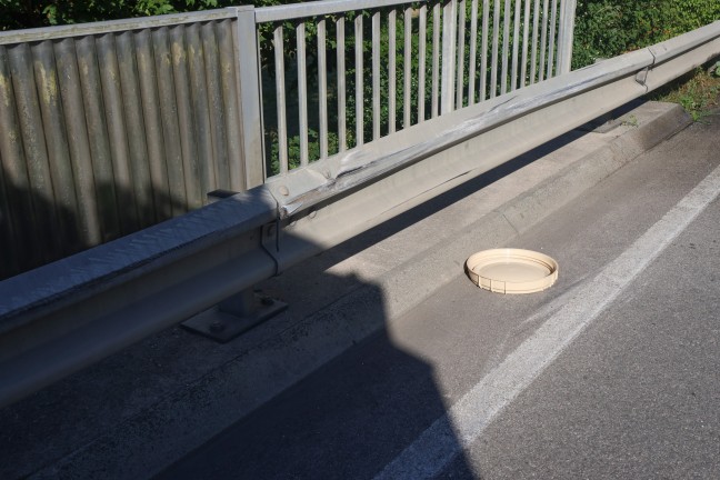Auto auf Innviertler Stra�e bei Neumarkt im Hausruckkreis nach Crash gegen Leitschiene �berschlagen
