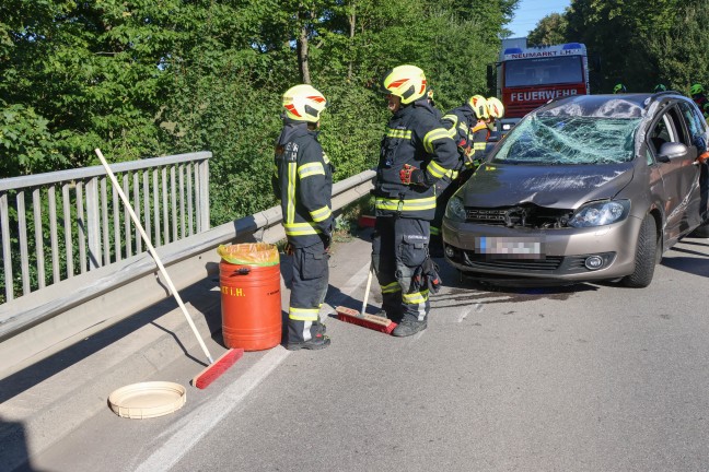 Auto auf Innviertler Stra�e bei Neumarkt im Hausruckkreis nach Crash gegen Leitschiene �berschlagen