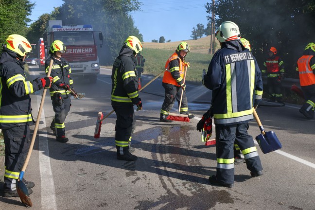Auto auf Innviertler Stra�e bei Neumarkt im Hausruckkreis nach Crash gegen Leitschiene �berschlagen