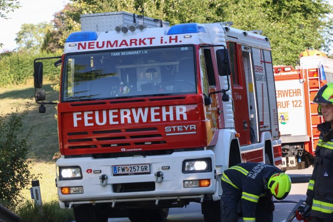 Auto auf Innviertler Stra�e bei Neumarkt im Hausruckkreis nach Crash gegen Leitschiene �berschlagen