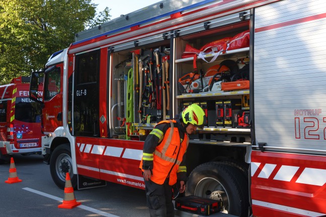 Auto auf Innviertler Stra�e bei Neumarkt im Hausruckkreis nach Crash gegen Leitschiene �berschlagen