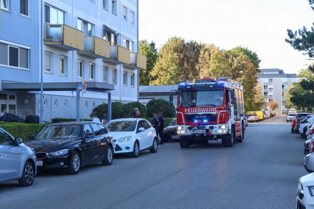 T�r�ffnung: Brandverdacht durch piepsenden Heimrauchmelder in einem Mehrparteienhaus in Wels-Neustadt