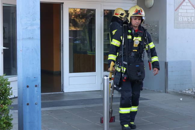 T�r�ffnung: Brandverdacht durch piepsenden Heimrauchmelder in einem Mehrparteienhaus in Wels-Neustadt