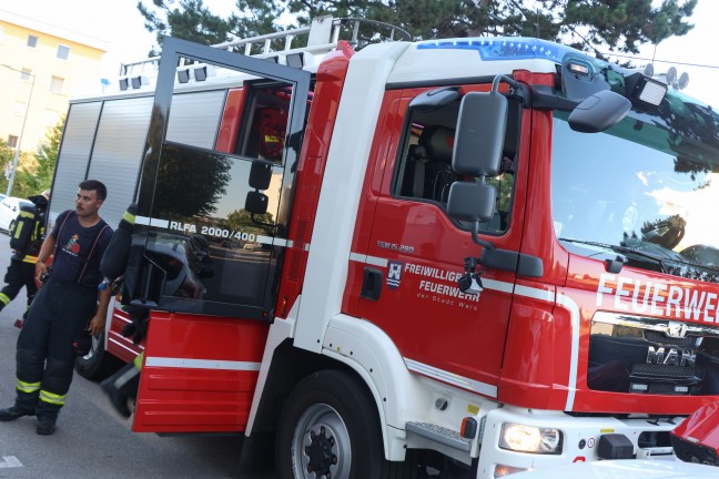 T�r�ffnung: Brandverdacht durch piepsenden Heimrauchmelder in einem Mehrparteienhaus in Wels-Neustadt