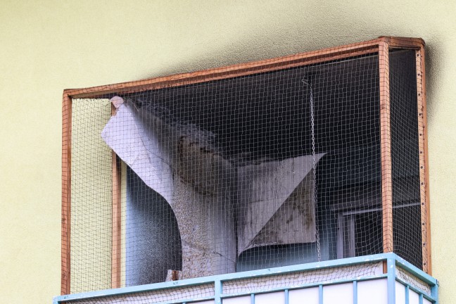 Brand auf einem Balkon eines Mehrparteienwohnhauses in Enns