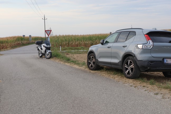 Aufr�umarbeiten nach Verkehrsunfall zwischen Motorrad und PKW in Sattledt