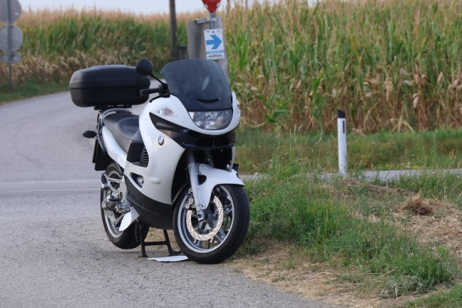 Aufr�umarbeiten nach Verkehrsunfall zwischen Motorrad und PKW in Sattledt