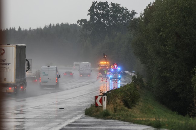 Insassen unverletzt: Auto auf Westautobahn bei Eggendorf im Traunkreis gegen Leitschiene gekracht