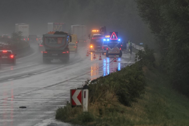 Insassen unverletzt: Auto auf Westautobahn bei Eggendorf im Traunkreis gegen Leitschiene gekracht