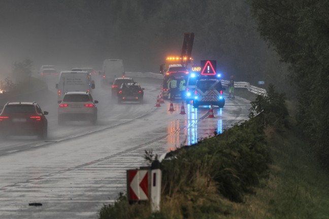 Insassen unverletzt: Auto auf Westautobahn bei Eggendorf im Traunkreis gegen Leitschiene gekracht