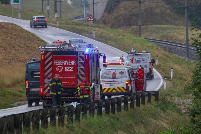 Auto in Kremsm�nster �ber steile B�schung auf Pyhrnbahnstrecke gest�rzt und Oberleitungsmast gef�llt