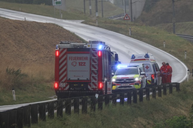 Auto in Kremsm�nster �ber steile B�schung auf Pyhrnbahnstrecke gest�rzt und Oberleitungsmast gef�llt