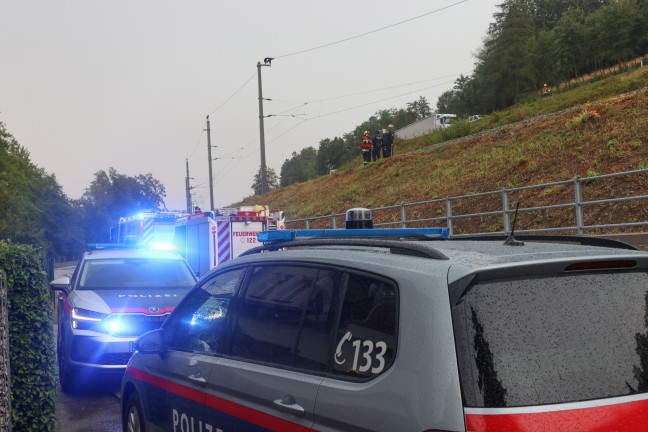 Auto in Kremsm�nster �ber steile B�schung auf Pyhrnbahnstrecke gest�rzt und Oberleitungsmast gef�llt