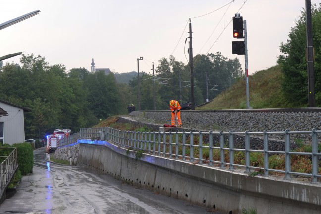 Auto in Kremsm�nster �ber steile B�schung auf Pyhrnbahnstrecke gest�rzt und Oberleitungsmast gef�llt
