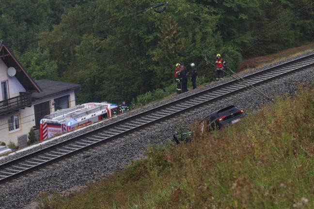 Auto in Kremsm�nster �ber steile B�schung auf Pyhrnbahnstrecke gest�rzt und Oberleitungsmast gef�llt