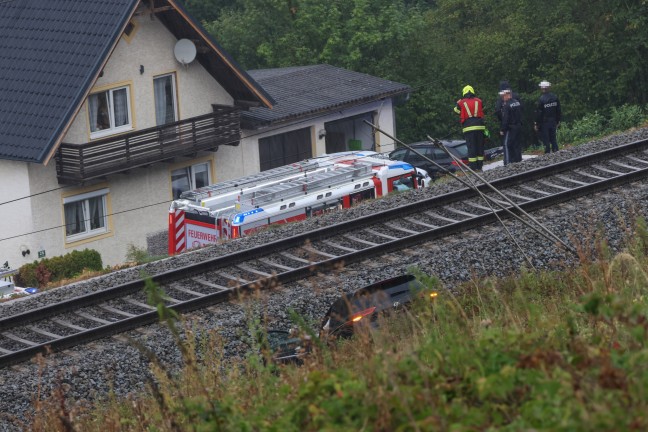 Auto in Kremsm�nster �ber steile B�schung auf Pyhrnbahnstrecke gest�rzt und Oberleitungsmast gef�llt