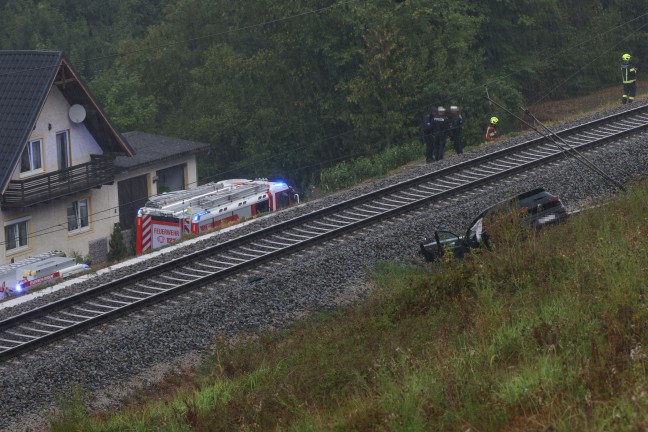 Auto in Kremsm�nster �ber steile B�schung auf Pyhrnbahnstrecke gest�rzt und Oberleitungsmast gef�llt