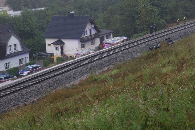 Auto in Kremsm�nster �ber steile B�schung auf Pyhrnbahnstrecke gest�rzt und Oberleitungsmast gef�llt
