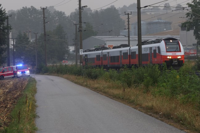 Auto in Kremsm�nster �ber steile B�schung auf Pyhrnbahnstrecke gest�rzt und Oberleitungsmast gef�llt