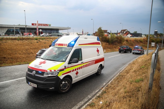 Rettung und Polizei nach Sturz mit einem Motorroller in Marchtrenk im Einsatz