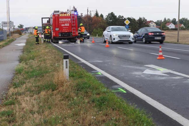 Aufr�umarbeiten nach Auffahrunfall vor Kreuzungsbereich in Marchtrenk
