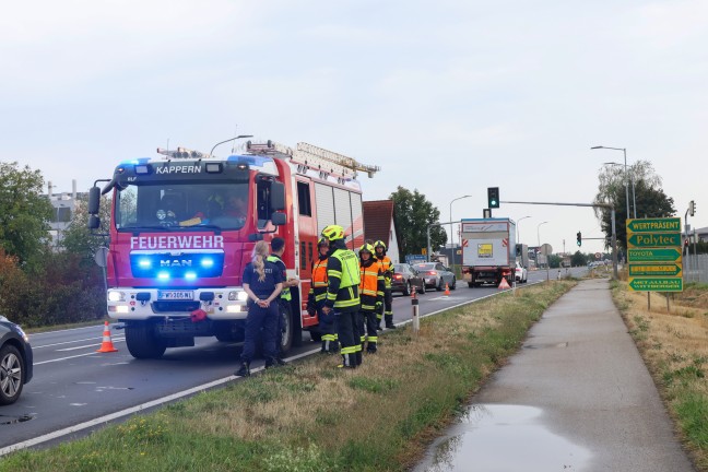 Aufr�umarbeiten nach Auffahrunfall vor Kreuzungsbereich in Marchtrenk