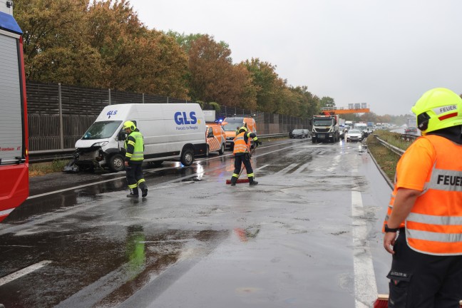 Kleintransporter auf Welser Autobahn bei Wei�kirchen an der Traun gegen Leitschiene gekracht