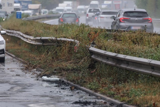 Kleintransporter auf Welser Autobahn bei Wei�kirchen an der Traun gegen Leitschiene gekracht
