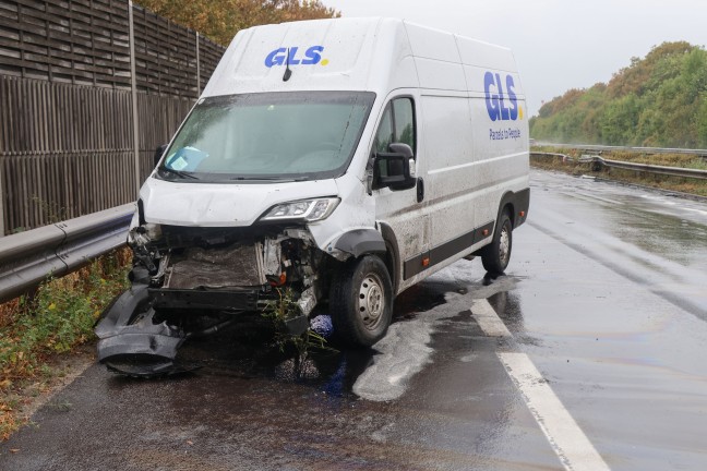Kleintransporter auf Welser Autobahn bei Wei�kirchen an der Traun gegen Leitschiene gekracht