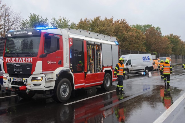 Kleintransporter auf Welser Autobahn bei Wei�kirchen an der Traun gegen Leitschiene gekracht