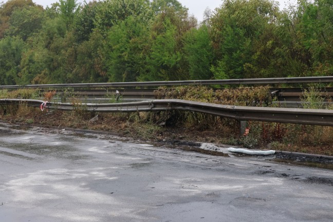 Kleintransporter auf Welser Autobahn bei Wei�kirchen an der Traun gegen Leitschiene gekracht
