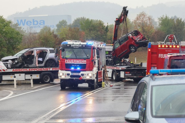 Personenrettung nach schwerem Crash zwischen zwei PKW und einem LKW auf Steyrer Stra�e bei Dietach
