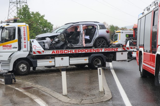 Personenrettung nach schwerem Crash zwischen zwei PKW und einem LKW auf Steyrer Stra�e bei Dietach